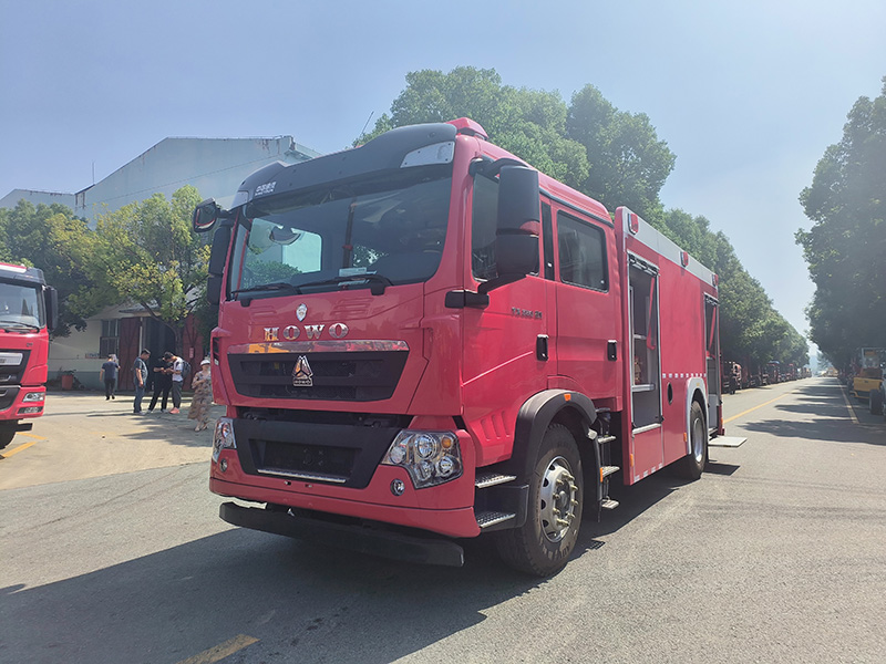 重汽豪沃8T泡沫干粉聯用消防車