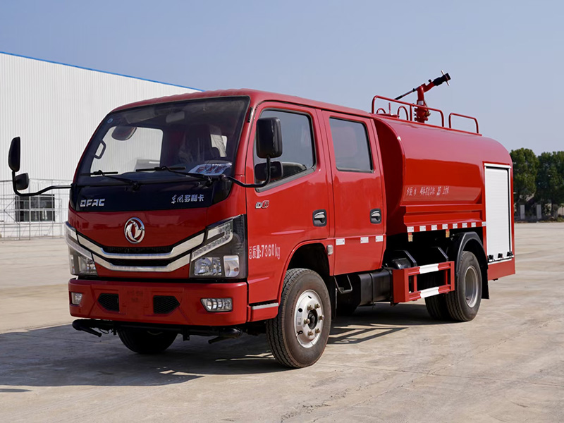 東風小多利卡雙排消防灑水車